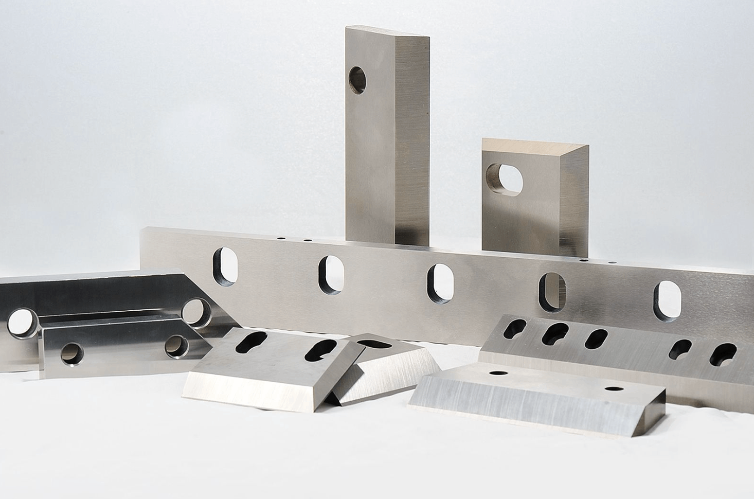 Imagen de varias cuchillas rectas con filo/agujeros